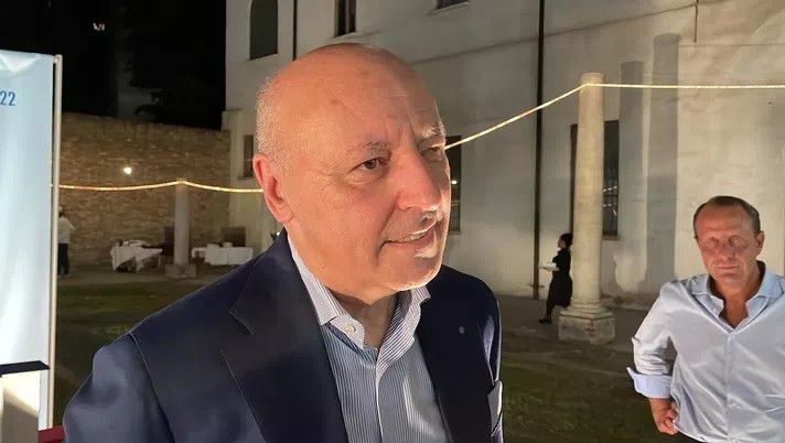 我给了他两千块钱，他只把咱们送到这就跑了，就这么一段路，正常打车肯定要不了五十块钱，让他就这么跑了的话，以后他不知道还会坑多少人。